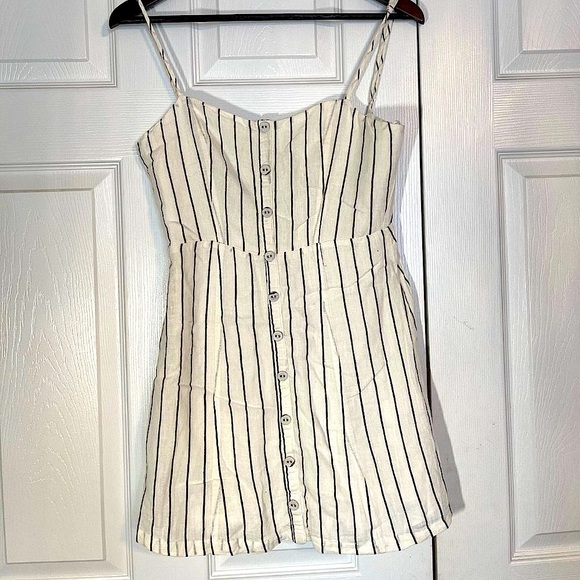 Streetwear Society- Linen Summer Dress! - Picture 2 of 5